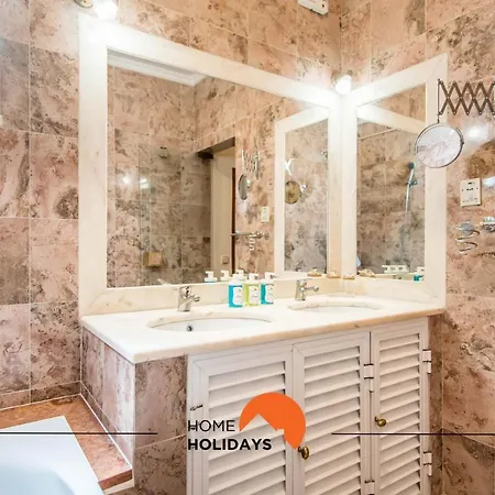 #128 Number 10 By Holidays Vakantiehuis *