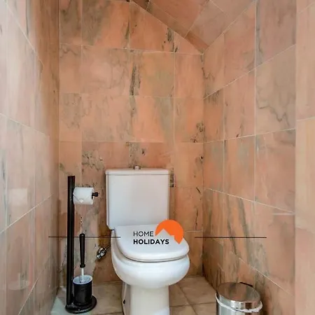 #128 Number 10 By Holidays Ferienhaus *